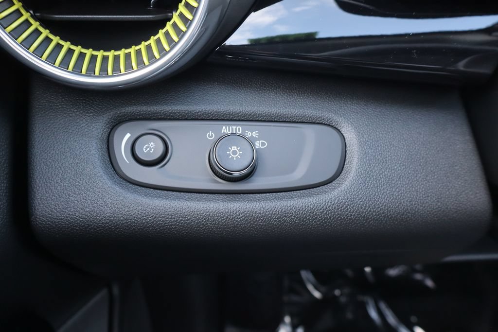 New 2026 Chevrolet Trax ACTIV w/ Sunroof Package FWD image 17