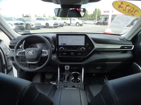Certified 2024 Toyota Highlander XLE image 23