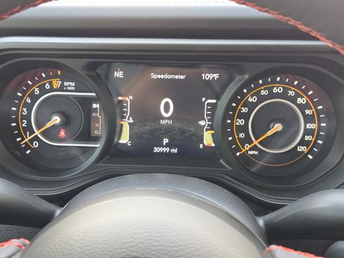 Used 2024 Jeep Gladiator Rubicon w/ Convenience Group AWD/4WD image 19