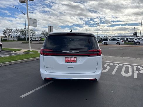 Used 2024 Chrysler Pacifica Touring-L image 5