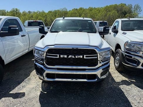 Used 2024 RAM 2500 Tradesman w/ Chrome Appearance Group AWD/4WD image 3