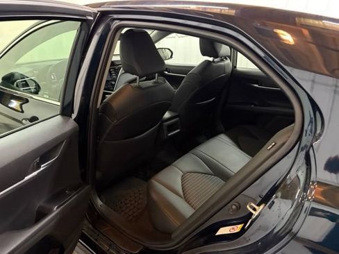 Used 2018 Toyota Camry SE w/ Moonroof Package FWD image 16