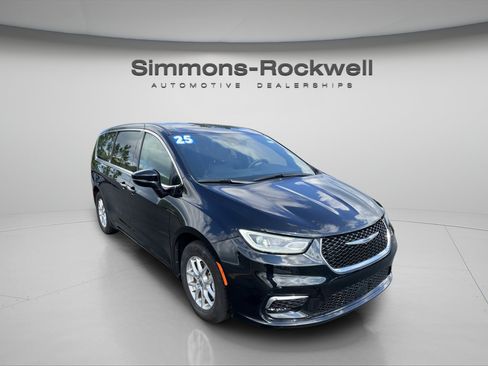 Used 2025 Chrysler Pacifica Select FWD image 7