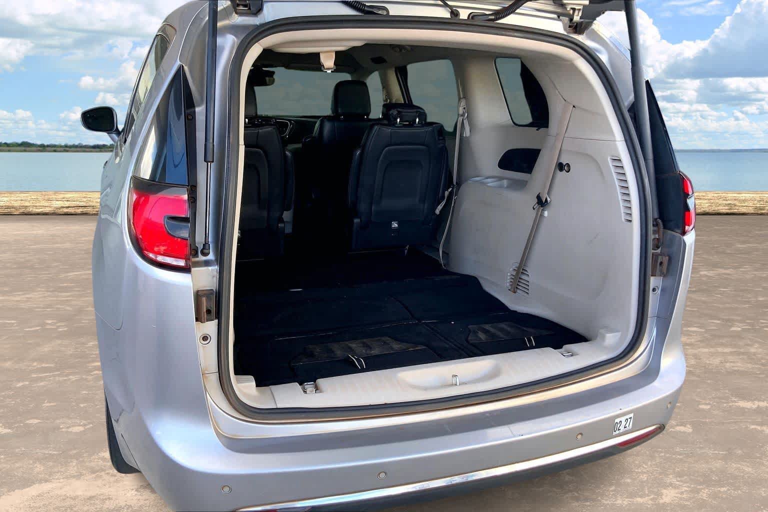 Used 2021 Chrysler Pacifica Touring-L FWD image 18