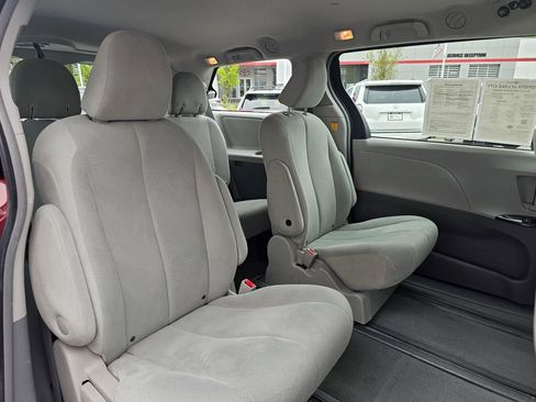 Used 2011 Toyota Sienna w/ Towing Pkg FWD image 12