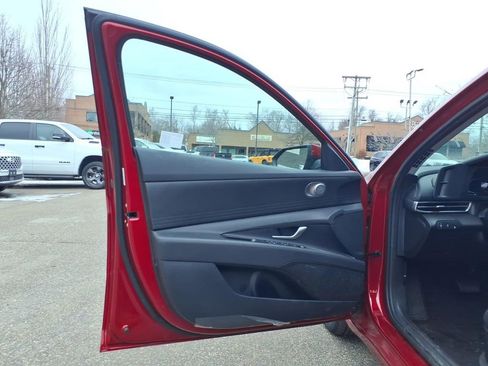 Used 2025 Hyundai Elantra SE image 22