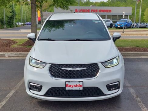 Used 2023 Chrysler Pacifica Touring FWD image 5