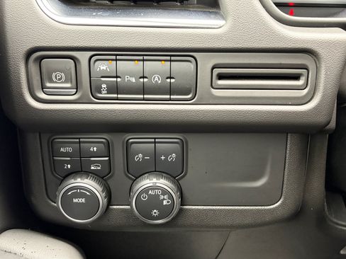 Used 2023 Chevrolet Suburban RST AWD/4WD image 19
