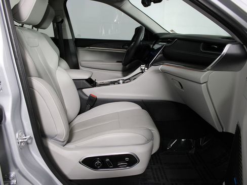 Used 2022 Jeep Grand Cherokee Overland w/ Luxury Tech Group IV image 27