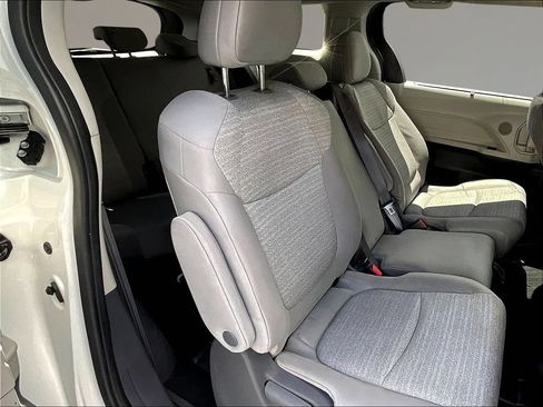 Used 2021 Toyota Sienna LE FWD image 25