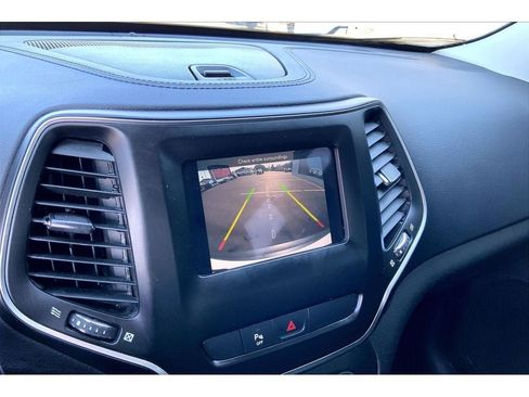 Used 2019 Jeep Cherokee Latitude Plus AWD/4WD image 23