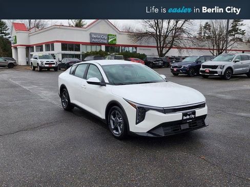 New 2025 Kia K4 LXS image 1
