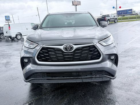 Used 2025 Toyota Highlander LE FWD image 3