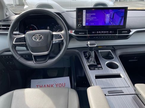 Used 2025 Toyota Sienna XLE image 11