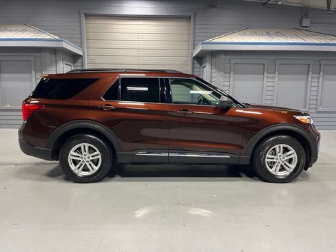 Used 2020 Ford Explorer XLT w/ Comfort Package AWD/4WD image 8