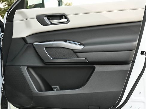 New 2025 Nissan Pathfinder SL image 10