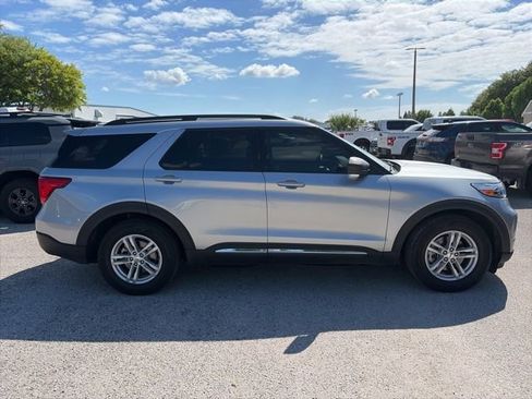 Used 2023 Ford Explorer XLT w/ Equipment Group 202A RWD image 4