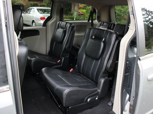 Used 2014 Chrysler Town & Country Touring image 16