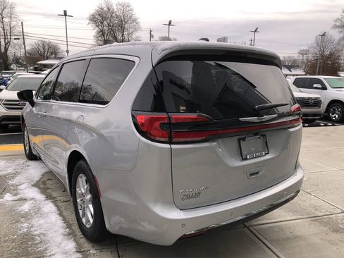 New 2026 Chrysler Pacifica Select image 4