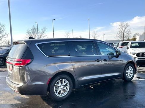 Used 2023 Chrysler Pacifica Touring-L image 10