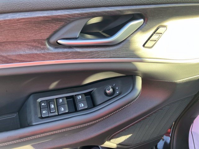 Used 2023 Jeep Grand Cherokee Limited w/ Black Appearance Package AWD/4WD image 11