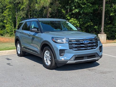 Used 2025 Ford Explorer Active AWD/4WD image 2