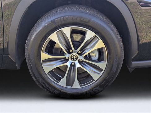 Used 2021 Toyota Highlander XLE image 11