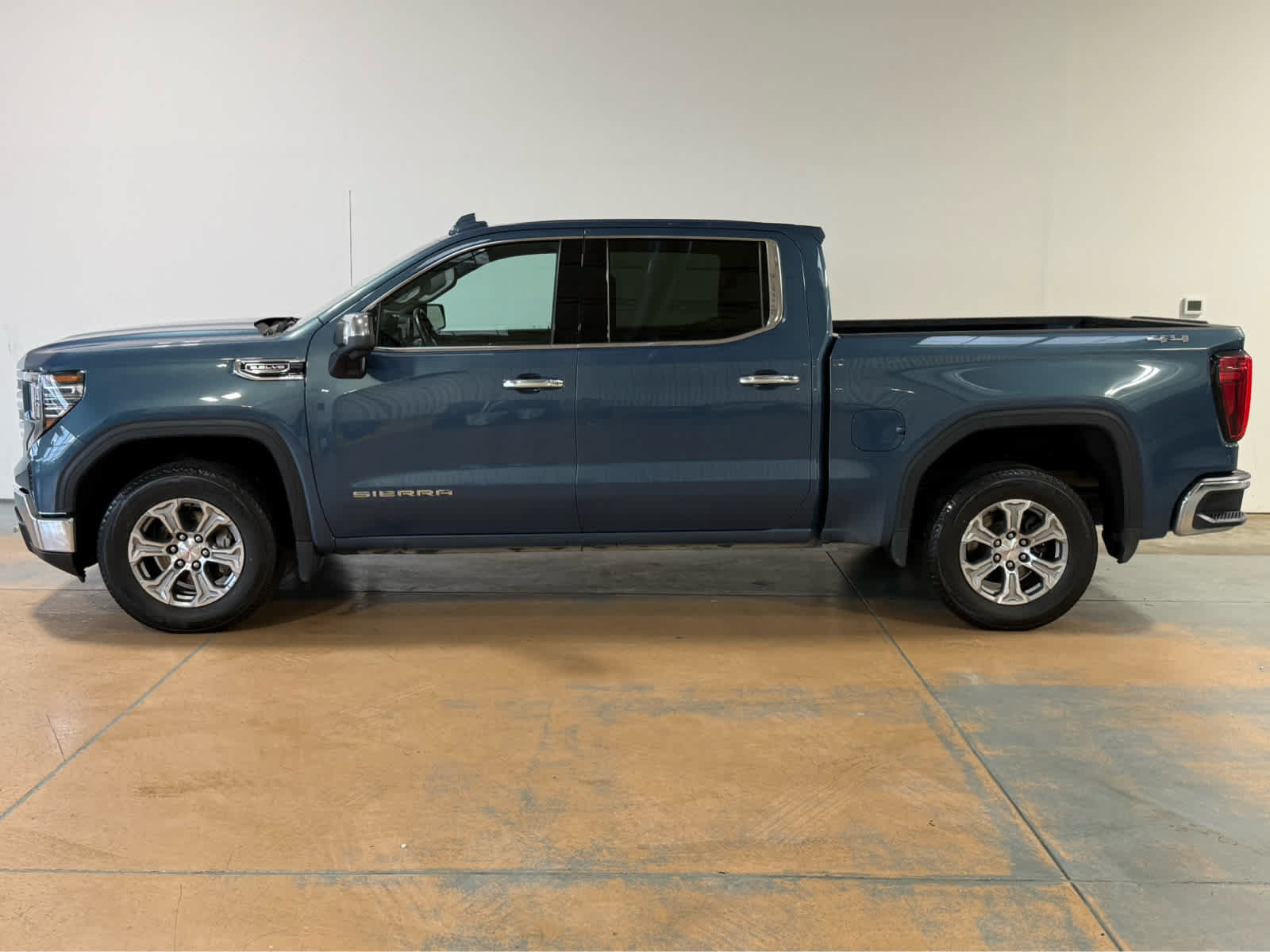 Used 2024 GMC Sierra 1500 SLT AWD/4WD image 2