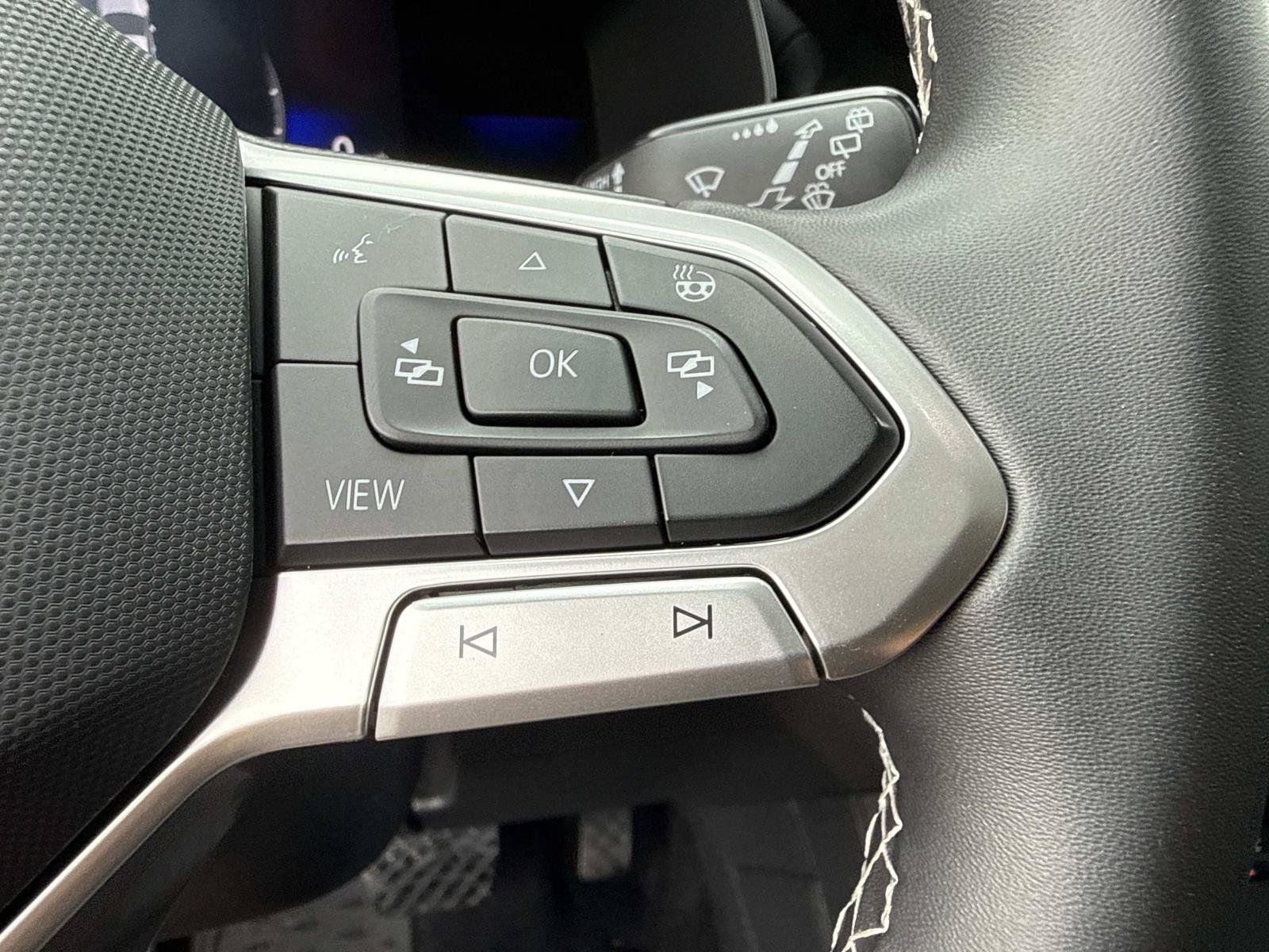 Used 2022 Volkswagen Taos SE w/ Panoramic Sunroof Package FWD image 35