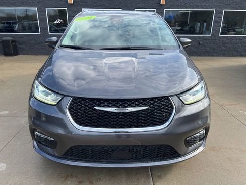 Certified 2023 Chrysler Pacifica Touring-L image 2