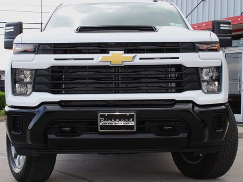 Used 2025 Chevrolet Silverado 2500 Custom w/ Z71 Off-Road Package AWD/4WD image 2