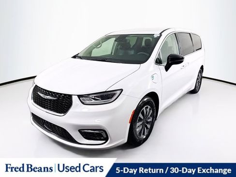 Used 2024 Chrysler Pacifica Limited FWD image 3