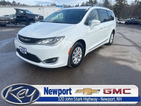 Used 2018 Chrysler Pacifica Touring-L image 1