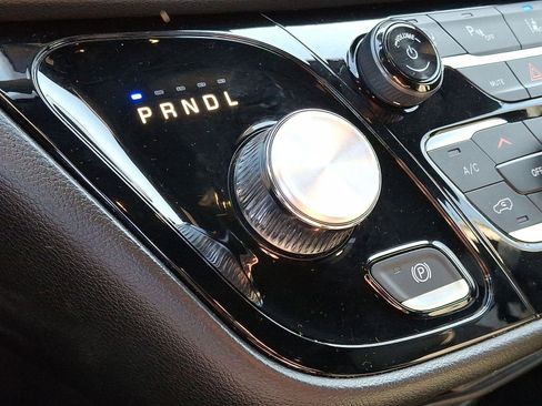 Used 2025 Chrysler Pacifica Select image 18