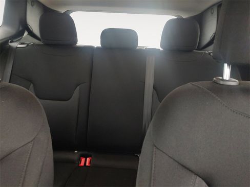 Used 2023 Jeep Renegade Latitude image 13