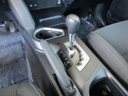 Used 2017 Toyota RAV4 XLE FWD image 19