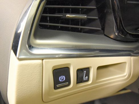 Used 2017 Cadillac XT5 Luxury w/ Driver Awareness Package image 16