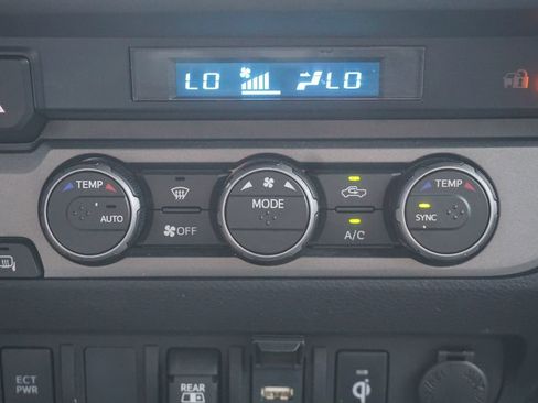 Used 2022 Toyota Tacoma TRD Off-Road AWD/4WD image 11