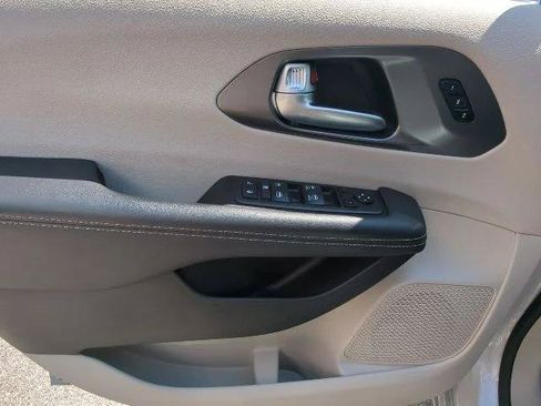 Certified 2024 Chrysler Pacifica Touring-L FWD image 27