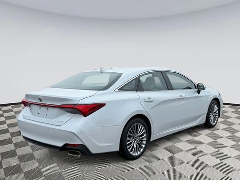 Used 2019 Toyota Avalon Limited w/ Advanced Safety Package image 2