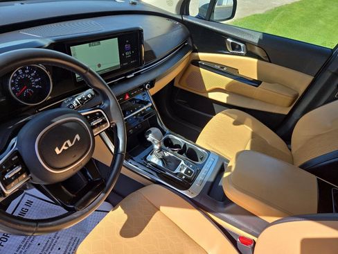Used 2022 Kia Carnival EX FWD image 25