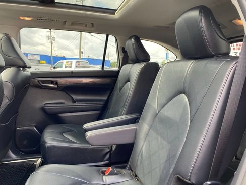 Used 2024 Toyota Highlander Platinum AWD/4WD image 16
