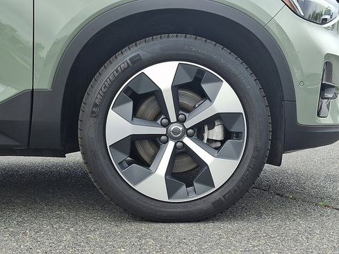 Used 2025 Volvo XC40 B5 Plus AWD/4WD image 8