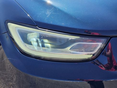Used 2023 Chrysler Pacifica Touring-L FWD image 4