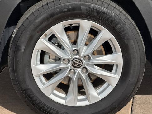 Certified 2025 Toyota Corolla Cross LE image 33