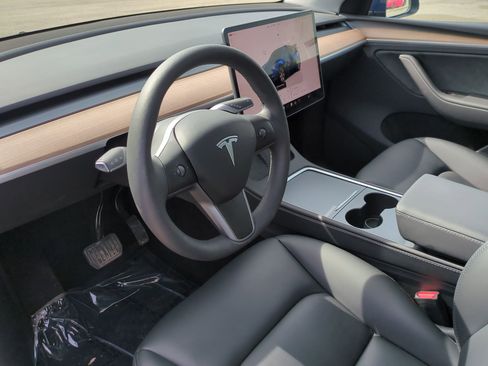 Used 2024 Tesla Model Y Long Range AWD/4WD image 18