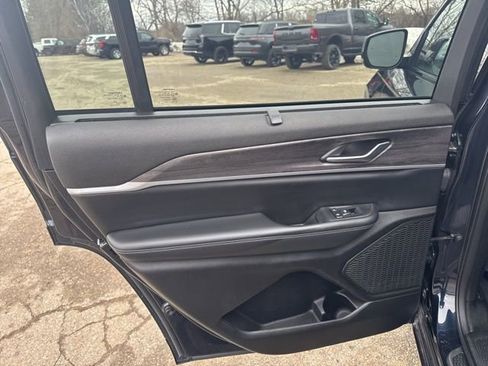 Used 2023 Jeep Grand Cherokee L Limited w/ Luxury Tech Group II image 19