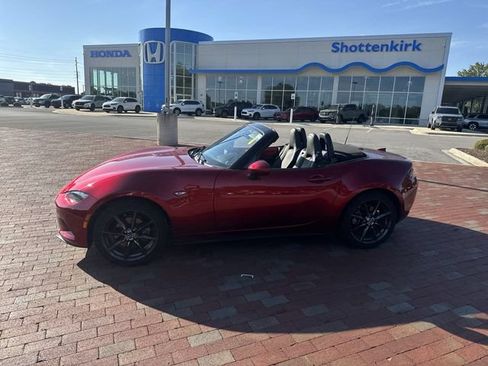 Used 2023 MAZDA MX-5 Miata Grand Touring RWD image 3