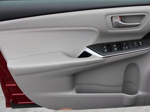 Used 2015 Toyota Camry XLE w/ Moonroof Package FWD image 18