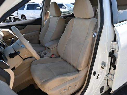 Used 2015 Nissan Rogue SV FWD image 18